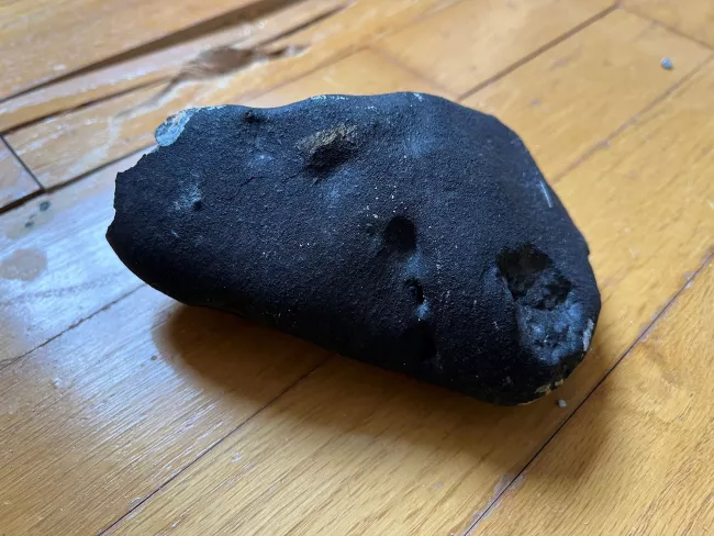 Rock fell from the sky, narrowly saved the family